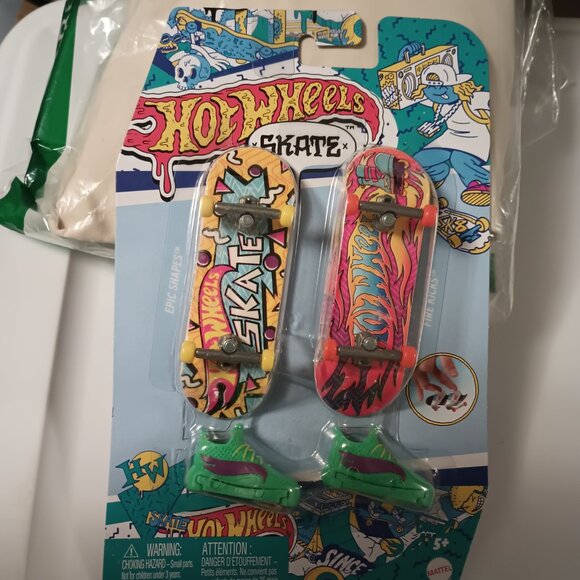 NEW Hot Wheels Skate Retro Fingerboard + Shoe Set - 4pk Each LOT OF 4 - Picture 5 of 10